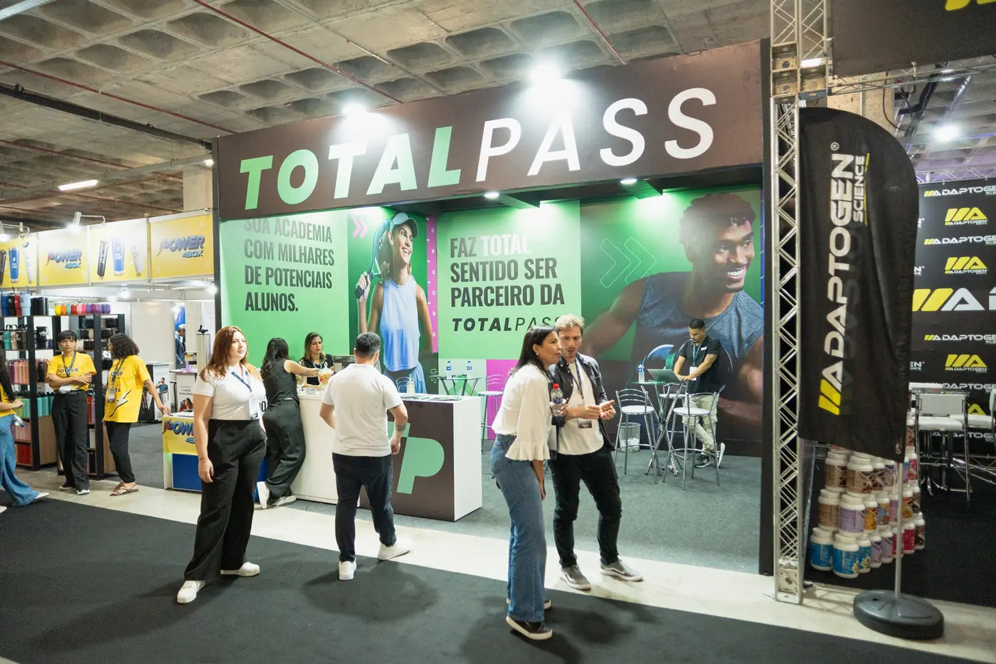 Pessoas conversando em estande do ENAF